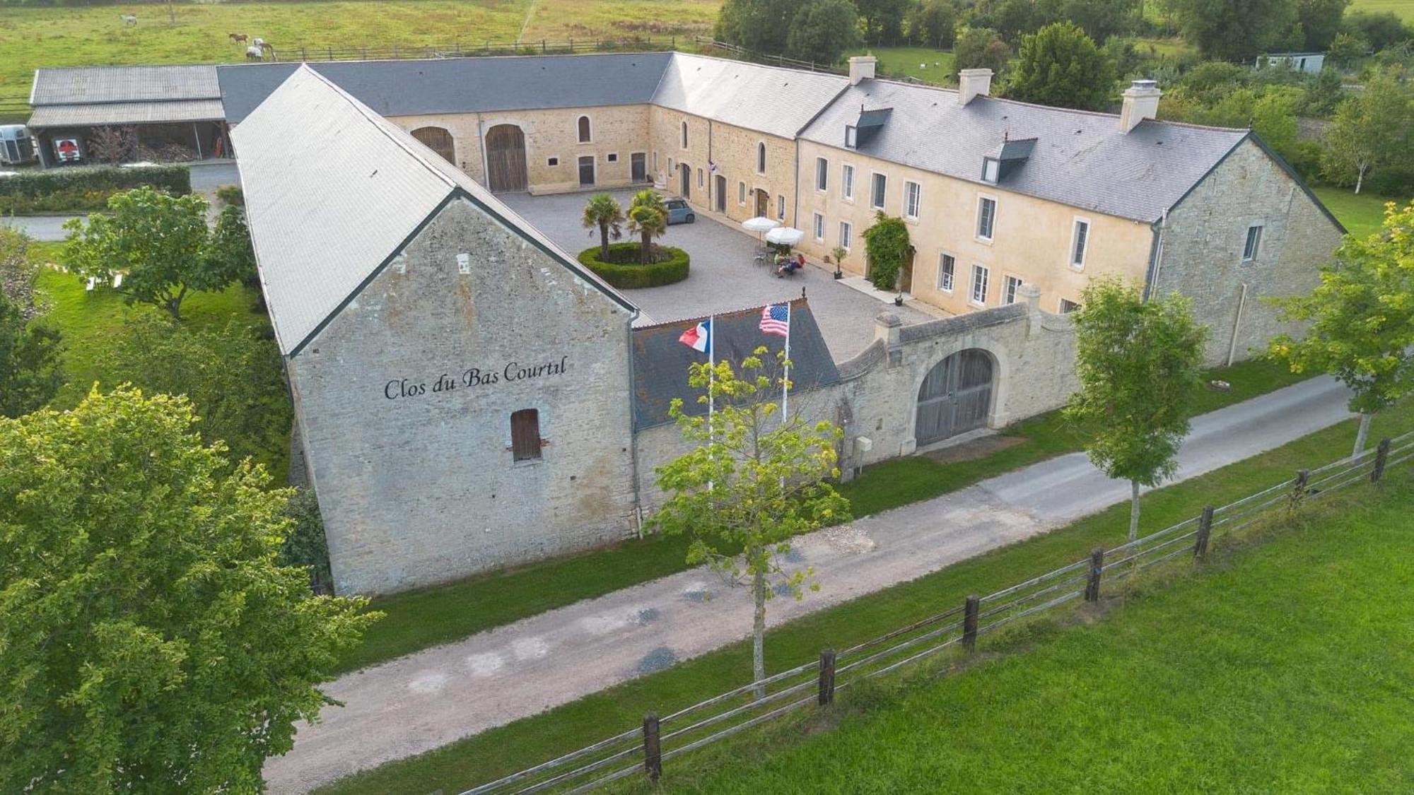 Le Clos Du Bas Courtil Guesthouse B&B Omaha Beach Osmanville 外观 照片